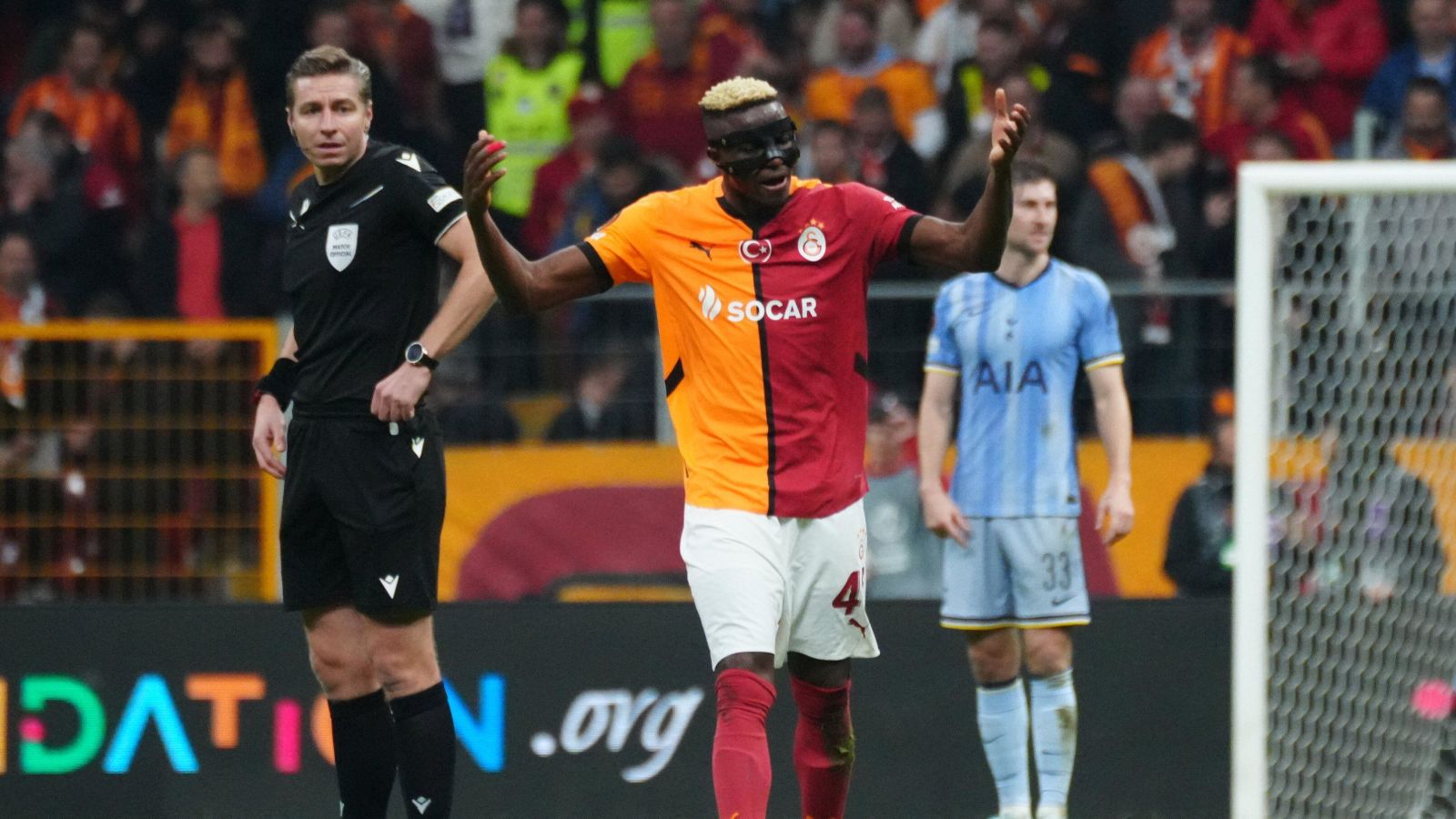 Galatasaray, Osimhen’i Hakem Hakkındaki Şikayetini Geri Çekmesi İçin Zorluyor