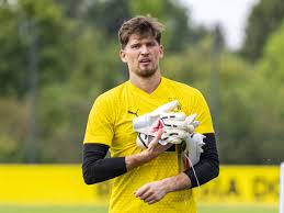 Schock bei Borussia Dortmund: Gregor Kobel droht das Saison-Aus nach schwerer Verletzung